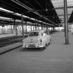 159467 Afbeelding van een auto op het perron, weg naar de autoslaaptrein in het N.S.-station Amsterdam Amstel te Amsterdam.
